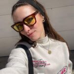 Sara Vidorreta Instagram - Mi semana santa resumida en 10 fotos🥲 tocar el tambor, comer paellita con mi gente y que me salgan más pecas <3 Spoiler: he ido muy feliz!!! • • • #tumblr #tumblrgirl #tumblraesthetic #aesthetics #portrait #photodump #streetstyle #ootd #pueblo #pueblomagico #lareinadelsur #lrds #vampire #vampi #faustinosanchezgodoy #lincolnpalomeque #saravidorreta #portrait #portraitphotography #madrid #españa #look #netflix #actriz #actress #semanasanta #tambores #campo #freckles Samper de Calanda, Spain