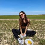 Sara Vidorreta Instagram - Mi semana santa resumida en 10 fotos🥲 tocar el tambor, comer paellita con mi gente y que me salgan más pecas <3 Spoiler: he ido muy feliz!!! • • • #tumblr #tumblrgirl #tumblraesthetic #aesthetics #portrait #photodump #streetstyle #ootd #pueblo #pueblomagico #lareinadelsur #lrds #vampire #vampi #faustinosanchezgodoy #lincolnpalomeque #saravidorreta #portrait #portraitphotography #madrid #españa #look #netflix #actriz #actress #semanasanta #tambores #campo #freckles Samper de Calanda, Spain