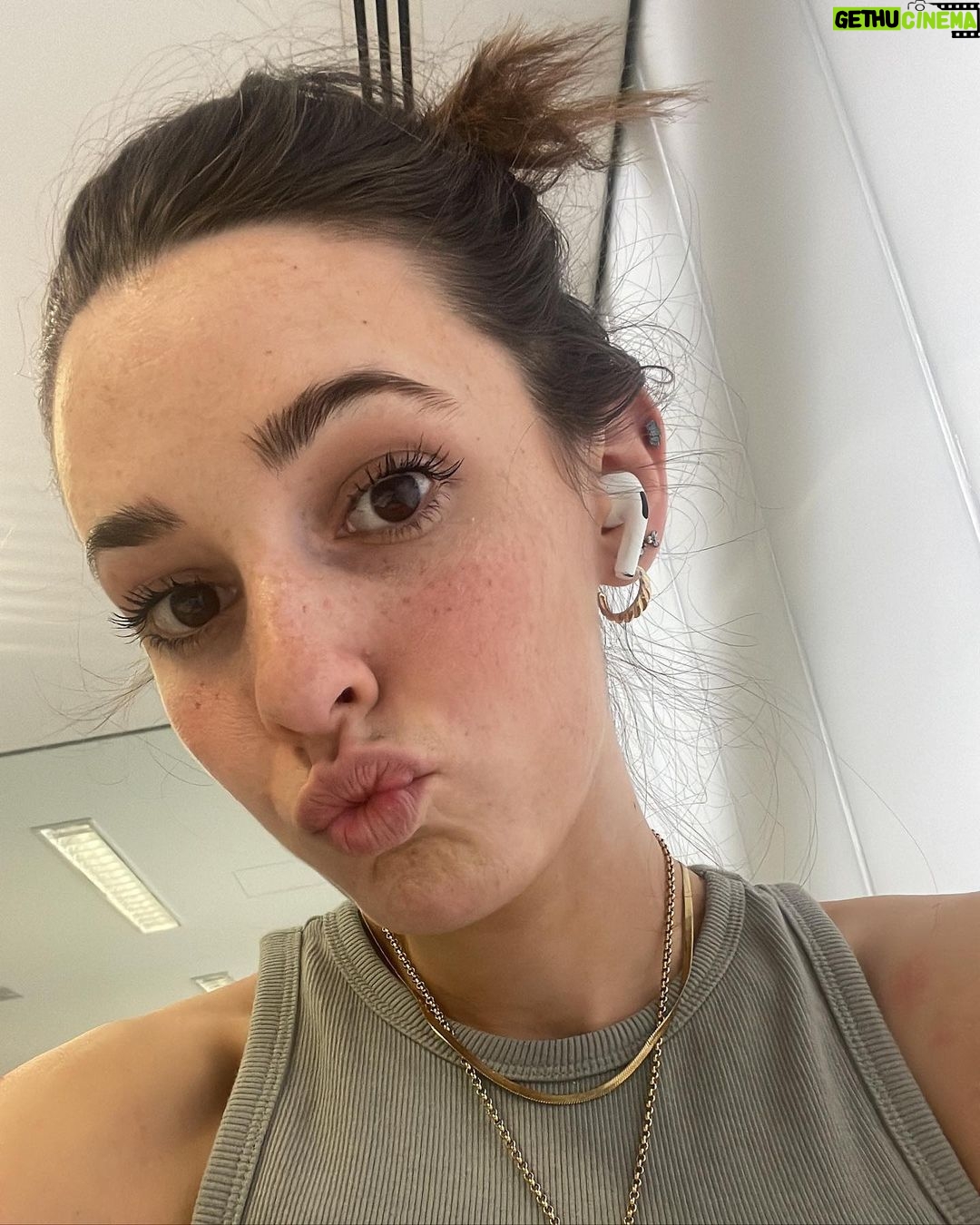Sara Vidorreta Instagram - Resumen de mi semana: 1. Selfie con mis primeras pecas veraniegas ☺️ 3. Momento fav de desconexión 4. Mi desayuno recurrente 😋 5. 24/7 🙇🏽♀️ 6. Outfit check 7. Pizzas saludables en mi vida para siempre please 8. Mi cara de las 7am 🙄 9. Las fotos que me hace Nat al dormirme jiji • • • #tumbrgirl #aesthetic #tumblraesthetic #reallife #naturalbeauty #recap #home #lareinadelsur #lrds #lrds3 #lrds2 #vampire #lavampi #vampi #rocioaljarafe #saravidorreta #faustinosanchezgodoy #lincolnpalomeque #telemundo #netflix #netflixseries #serie #colombia #españa #peru #bolivia #mexico #rodaje #detrasdecamaras Madrid, Spain
