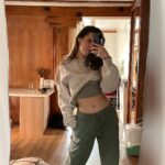 Sara Vidorreta Instagram - Resumen de mi semana: 1. Selfie con mis primeras pecas veraniegas ☺️ 3. Momento fav de desconexión 4. Mi desayuno recurrente 😋 5. 24/7 🙇🏽‍♀️ 6. Outfit check 7. Pizzas saludables en mi vida para siempre please 8. Mi cara de las 7am 🙄 9. Las fotos que me hace Nat al dormirme jiji • • • #tumbrgirl #aesthetic #tumblraesthetic #reallife #naturalbeauty #recap #home #lareinadelsur #lrds #lrds3 #lrds2 #vampire #lavampi #vampi #rocioaljarafe #saravidorreta #faustinosanchezgodoy #lincolnpalomeque #telemundo #netflix #netflixseries #serie #colombia #españa #peru #bolivia #mexico #rodaje #detrasdecamaras Madrid, Spain