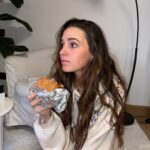 Sara Vidorreta Instagram – La primera burger en nuestro nuevo salón + mis dos pequeños dando amor 🫠🫠🫠 
¿Os gusta cómo han quedado los muebles de @beliani.espana :):)?

#beliani #homedecor #aesthetics #tumblrgirl #burgerporn #catsofinstagram #lareinadelsur #lrds Madrid, Spain
