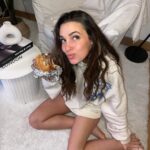 Sara Vidorreta Instagram – La primera burger en nuestro nuevo salón + mis dos pequeños dando amor 🫠🫠🫠 
¿Os gusta cómo han quedado los muebles de @beliani.espana :):)?

#beliani #homedecor #aesthetics #tumblrgirl #burgerporn #catsofinstagram #lareinadelsur #lrds Madrid, Spain
