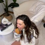 Sara Vidorreta Instagram – La primera burger en nuestro nuevo salón + mis dos pequeños dando amor 🫠🫠🫠 
¿Os gusta cómo han quedado los muebles de @beliani.espana :):)?

#beliani #homedecor #aesthetics #tumblrgirl #burgerporn #catsofinstagram #lareinadelsur #lrds Madrid, Spain