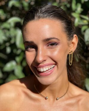 Sara Vidorreta Instagram - Necesitaba subir estas fotos porque estoy orgullosa del make up que me hice 🤭🌸✨💓

•
•
•
#tumblr #tumblrgirl #tumblraesthetic #invitadaboda #aesthetic #wedding #jewelry #ootd #makeup #maquillaje #lareinadelsur #lrds #vampire #vampi #faustinosanchezgodoy #lincolnpalomeque #saravidorreta #portrait #portraitphotography #madrid #españa #look #netflix #actriz #actress #boda #maquillajeojos #invitadaboda