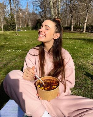 Sara Vidorreta Instagram - Resumen de mi domingo:
1. Primer día tomando el sol
2. 15 minutos más tarde 🫠
3. Ya derretidos x100 jaja
4. Un poco de postureo entre vuelta y vuelta 🙊
5. Feliz recogiendo nuestra comida
6. Recovering energy :))))
7. Pillada mientras estudio concentrada 
8. Momento hacer el tonto @natdekraker <3

•
•
•
#tumblr #tumblrgirl #tumblraesthetic #aesthetics #aesthetic #streetphotography #streetstyle #ootd #outfitoftheday #outfitinspiration #lareinadelsur #lrds #vampire #vampi #faustinosanchezgodoy #lincolnpalomeque #saravidorreta #portrait #portraitphotography #madrid #españa #look #netflix #actriz #actress #retiro #photodump #couplegoals #picnic