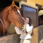 Sara Vidorreta Instagram – Foto dump de mi última escapada✨:
1. En isla tortuga estrenando la chaqueta de LRDS3 !!!
2. Nuestra habitación en @hotel_rural_la_posada 🫠
3. Yo feliz antes de estar 2 horas en un caballo y quedarme sin culo jaja
4. Después de eso, galopé por primera vez 🐎🍂
5. Escalando un árbol en un parque de aventuras
6. La mejor parte del circuito, volaaaaar :)
7. @natdekraker y yo destrozados pero muy agustito rodeados de naturaleza🌿
8. Despidiéndonos con nuestra hoguera al estilo USA 😋🇺🇸

•
•
•
#tumblr #tumblrgirl #tumblraesthetic #aesthetics #aesthetic #cercedilla #escalada #tirolina #ootd #outfitoftheday #caballos #lareinadelsur #lrds #vampire #vampi #couplegoals #cabañas #saravidorreta #portrait #portraitphotography #madrid #españa #escapada #netflix #actriz #actress #rural #planesenmadrid #hotelrural Cercedilla