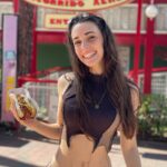 Sara Vidorreta Instagram - 🎢🌭🍟🎡 Perdonadme por el último vídeo, pero no podía quedarse en el olvido JAAJAJ ¿Alguien más es como yo?🤭 #parquedeatracciones #montañarusa #actrizespañola #portraitphotography #aesthetic #foodtruck #ootd #outfitinspiration Parque De Atracciones De Madrid
