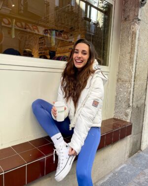 Sara Vidorreta Instagram - Un cafecito take away para alegrar el día, ¿cómo va el vuestro? 🤓☕️

•
•
•
#tumblr #tumblrgirl #tumblraesthetic #aesthetics #aesthetic #streetphotography #streetstyle #ootd #outfitoftheday #outfitinspiration #inspofashion #lareinadelsur #lrds #vampire #vampi #faustinosanchezgodoy #lincolnpalomeque #saravidorreta #portrait #portraitphotography #madrid #españa #look #netflix #actriz #actress #coffee #cafe #malasaña
