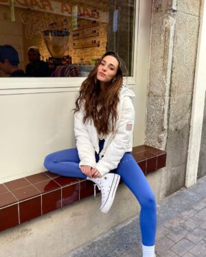 Sara Vidorreta Instagram - Un cafecito take away para alegrar el día, ¿cómo va el vuestro? 🤓☕️

•
•
•
#tumblr #tumblrgirl #tumblraesthetic #aesthetics #aesthetic #streetphotography #streetstyle #ootd #outfitoftheday #outfitinspiration #inspofashion #lareinadelsur #lrds #vampire #vampi #faustinosanchezgodoy #lincolnpalomeque #saravidorreta #portrait #portraitphotography #madrid #españa #look #netflix #actriz #actress #coffee #cafe #malasaña