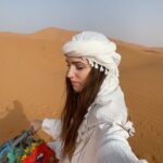 Sara Vidorreta Instagram – Pasar una noche en el desierto fue increíble 🫠🫠🫠 Aunque lo mejor es mi madre comentando todos los vídeos jajajaj

•
•
•
#desierto #merzouga #marruecos #camello #lareinadelsur #lrds #lrds3 #vampi #vampire #rocioaljarafe #saravidorreta #series #netflix #telemundo Merzouga – Sahara Desert Morocco