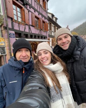 Sara Vidorreta Instagram - Resumen de nuestro viaje a la Alsacia be like:
1. Yo feliz modo minion 
2. La primera de las 20 crepes que me comí esa semana🤭
3. Las casas más bonitas que he visto✨
4. Un croissant puede dar la felicidad😌
5. Mi papi, @natdekraker y yo flipando con los pueblos de Papá Noel
6. Un chocolate caliente es nuestra salvación☕️
7. Mi caída estelar patinando sobre hielo 😂

•
•
•
#alsacia #travel #viaje #francia #outfit #ootd #colmar #kaysersberg #actriz #lareinadelsur #lrds #lrds3 #vampire #vampi #crepe #nutella