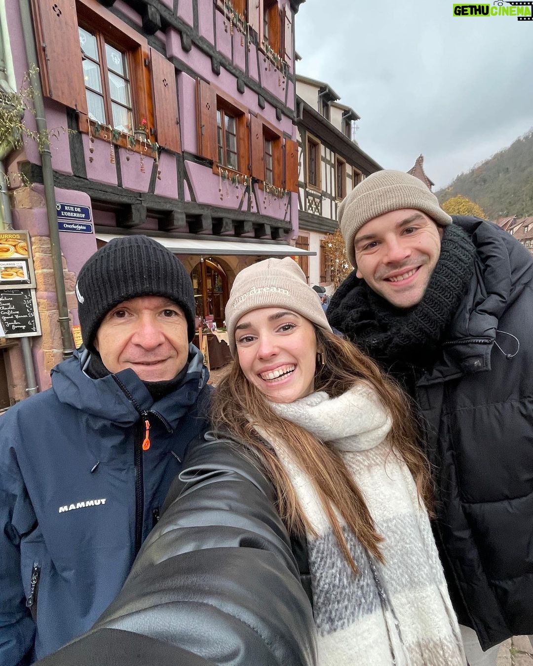 Sara Vidorreta - 20.7K Likes - Resumen de nuestro viaje a la Alsacia be like:
1. Yo feliz modo minion
2. La primera de las 20 crepes que me comí esa semana🤭
3. Las casas más bonitas que he visto✨
4. Un croissant puede dar la felicidad😌
5. Mi papi, @natdekraker y yo flipando con los pueblos de Papá Noel
6. Un chocolate caliente es nuestra salvación☕️
7. Mi caída estelar patinando sobre hielo 😂
•
•
•
#alsacia #travel #viaje #francia #outfit #ootd #colmar #kaysersberg #actriz #lareinadelsur #lrds #lrds3 #vampire #vampi #crepe #nutella
