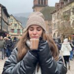 Sara Vidorreta Instagram - Resumen de nuestro viaje a la Alsacia be like: 1. Yo feliz modo minion 2. La primera de las 20 crepes que me comí esa semana🤭 3. Las casas más bonitas que he visto✨ 4. Un croissant puede dar la felicidad😌 5. Mi papi, @natdekraker y yo flipando con los pueblos de Papá Noel 6. Un chocolate caliente es nuestra salvación☕️ 7. Mi caída estelar patinando sobre hielo 😂 • • • #alsacia #travel #viaje #francia #outfit #ootd #colmar #kaysersberg #actriz #lareinadelsur #lrds #lrds3 #vampire #vampi #crepe #nutella Colmar, Alsace, France