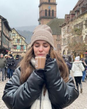 Sara Vidorreta Instagram - Resumen de nuestro viaje a la Alsacia be like:
1. Yo feliz modo minion 
2. La primera de las 20 crepes que me comí esa semana🤭
3. Las casas más bonitas que he visto✨
4. Un croissant puede dar la felicidad😌
5. Mi papi, @natdekraker y yo flipando con los pueblos de Papá Noel
6. Un chocolate caliente es nuestra salvación☕️
7. Mi caída estelar patinando sobre hielo 😂

•
•
•
#alsacia #travel #viaje #francia #outfit #ootd #colmar #kaysersberg #actriz #lareinadelsur #lrds #lrds3 #vampire #vampi #crepe #nutella