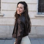 Sara Vidorreta Instagram – Abrázate. Hazlo fuerte. Hay miedos que muchas veces son difíciles de evitar. Hay inseguridades y vocecitas pequeñas que te llenan la cabeza de cosas negativas. Hay cicatrices que no se borran.
Y hay lágrimas que caen y hay más que todavía están por caer. Hay caminos difíciles, y baches que cuestan superar. Y hay veces que caes, y no sabes cómo levantarte. Hay situaciones que duelen, personas que hieren y momentos que te dañan el corazón. Y créeme, todavía la tormenta no ha pasado. Por eso, abrázate fuerte. A ti misma. Cuídate, y hazlo todos los días. Y cuando flaquees, quiérete todavía más. No sabemos cuándo, pero estoy segura que volverás a ser tú de nuevo. Date tiempo.
– De mí para mí.

@unrinconmaravilloso • #tumblr #tumblrgirl #tumblraesthetic #aesthetics #aesthetic #streetphotography #streetstyle #ootd #outfitoftheday #outfitinspiration #lareinadelsur #lrds #vampire #vampi #faustinosanchezgodoy #lincolnpalomeque #saravidorreta #portrait #portraitphotography #madrid #españa #look #netflix #actriz #actress #malasaña #selflove #inspo Madrid, Spain