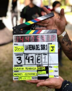 Sara Vidorreta Instagram - MAÑANA @reinadelsurtv en @netflix 🤭!!! Por aquí os dejo un recap de momentos durante las grabaciones muy guays: 1. La última foto que tengo con mi querido @lincpal ✨ 2. Tres hermanas y un moco 😂 3. El detrás de cámaras de una de las secuencias que veréis! 4. Yo feliz. 5. Microfonándome con la llegada de nuestra dire. 6. Grabamos en un pueblo indígena y me enamoré. 7. Descansos muy divertidos con estos locos. 8. Un momento mágico. 9. Claqueta fin LA VAMPI 🥹. • • • • #lareinadelsur #lrds #lrds3 #lrds2 #vampire #lavampi #vampi #rocioaljarafe #saravidorreta #faustino #faustinosanchezgodoy #lincolnpalomeque #isabellasierra #telemundo #netflix #netflixseries #serie #colombia #españa #peru #bolivia #mexico #katedelcastillo #teresamendoza #rodaje #detrasdecamaras Colombia