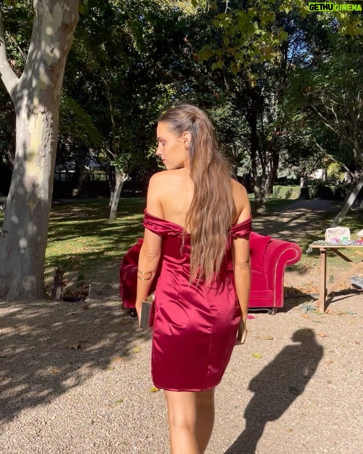Sara Vidorreta Instagram - Casi me caigo en el último vídeo jeje🥹💐💍🤭 • • • • • #boda #outfitoftheday #novia #lookoftheday #wedding #bodas #outfitpost #stylish #fashionpost #moda #lrds #lareinadelsur #actress #clothes #dreamwedding #novios #invitadaperfecta #matrimonio #todaysoutfit #vestido #todayimwearing Zaragoza, Spain