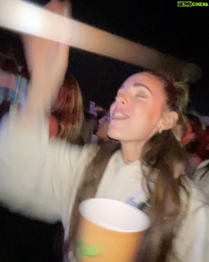 Sara Vidorreta Instagram - Y qué nos quiten lo bailaoooo ✨🎵 ¿quién no ha cantado a grito pelao’ el último video? • • • #festival #festi #verano #ootd #madrid #jardindelasdelicias #marlon #leiva #nilmoliner #danifernandez #cancion #friends #couple #dejaquefluya #summer #canciones #cancionespañola #fiesta #party #night #lrds #lrds2 #lrds3 #lareinadelsur #saravidorreta Jardin de las Delicias