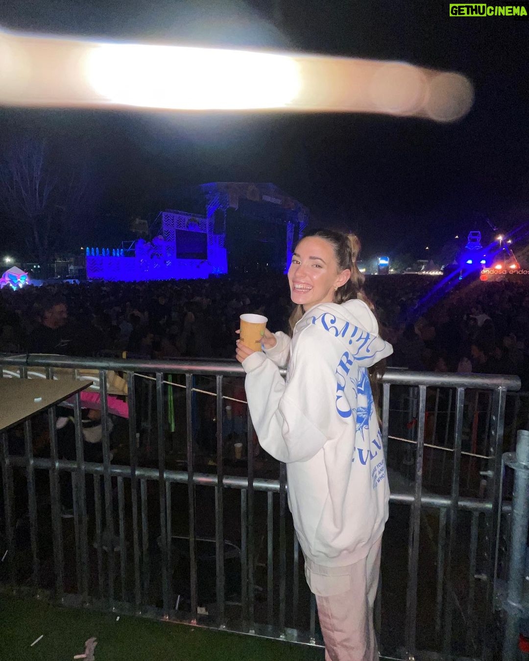 Sara Vidorreta Instagram - Y qué nos quiten lo bailaoooo ✨🎵 ¿quién no ha cantado a grito pelao’ el último video? • • • #festival #festi #verano #ootd #madrid #jardindelasdelicias #marlon #leiva #nilmoliner #danifernandez #cancion #friends #couple #dejaquefluya #summer #canciones #cancionespañola #fiesta #party #night #lrds #lrds2 #lrds3 #lareinadelsur #saravidorreta Jardin de las Delicias