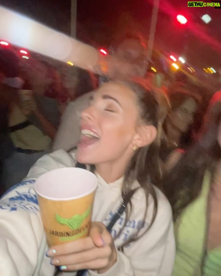 Sara Vidorreta Instagram - Y qué nos quiten lo bailaoooo ✨🎵 ¿quién no ha cantado a grito pelao’ el último video? • • • #festival #festi #verano #ootd #madrid #jardindelasdelicias #marlon #leiva #nilmoliner #danifernandez #cancion #friends #couple #dejaquefluya #summer #canciones #cancionespañola #fiesta #party #night #lrds #lrds2 #lrds3 #lareinadelsur #saravidorreta Jardin de las Delicias