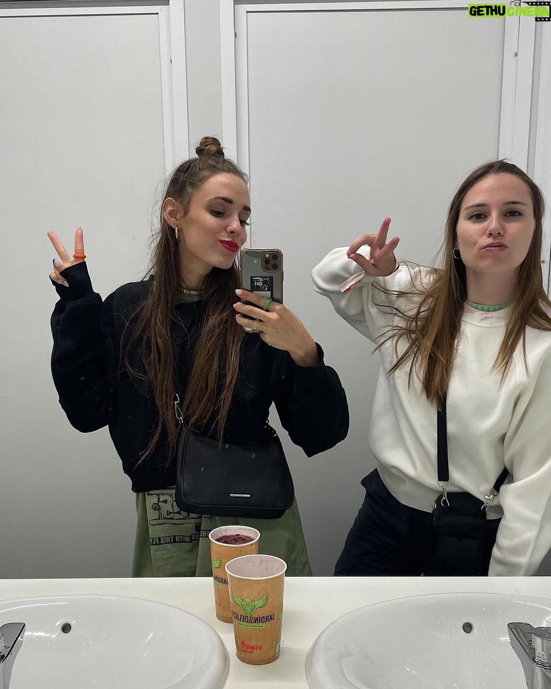 Sara Vidorreta Instagram - Y qué nos quiten lo bailaoooo ✨🎵 ¿quién no ha cantado a grito pelao’ el último video? • • • #festival #festi #verano #ootd #madrid #jardindelasdelicias #marlon #leiva #nilmoliner #danifernandez #cancion #friends #couple #dejaquefluya #summer #canciones #cancionespañola #fiesta #party #night #lrds #lrds2 #lrds3 #lareinadelsur #saravidorreta Jardin de las Delicias
