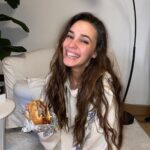 Sara Vidorreta Instagram – La primera burger en nuestro nuevo salón + mis dos pequeños dando amor 🫠🫠🫠 
¿Os gusta cómo han quedado los muebles de @beliani.espana :):)?

#beliani #homedecor #aesthetics #tumblrgirl #burgerporn #catsofinstagram #lareinadelsur #lrds Madrid, Spain