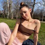 Sara Vidorreta Instagram – Resumen de mi domingo:
1. Primer día tomando el sol
2. 15 minutos más tarde 🫠
3. Ya derretidos x100 jaja
4. Un poco de postureo entre vuelta y vuelta 🙊
5. Feliz recogiendo nuestra comida
6. Recovering energy :))))
7. Pillada mientras estudio concentrada 
8. Momento hacer el tonto @natdekraker <3

•
•
•
#tumblr #tumblrgirl #tumblraesthetic #aesthetics #aesthetic #streetphotography #streetstyle #ootd #outfitoftheday #outfitinspiration #lareinadelsur #lrds #vampire #vampi #faustinosanchezgodoy #lincolnpalomeque #saravidorreta #portrait #portraitphotography #madrid #españa #look #netflix #actriz #actress #retiro #photodump #couplegoals #picnic Retiro Park,Madrid