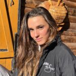 Sara Vidorreta Instagram – Foto dump de mi última escapada✨:
1. En isla tortuga estrenando la chaqueta de LRDS3 !!!
2. Nuestra habitación en @hotel_rural_la_posada 🫠
3. Yo feliz antes de estar 2 horas en un caballo y quedarme sin culo jaja
4. Después de eso, galopé por primera vez 🐎🍂
5. Escalando un árbol en un parque de aventuras
6. La mejor parte del circuito, volaaaaar :)
7. @natdekraker y yo destrozados pero muy agustito rodeados de naturaleza🌿
8. Despidiéndonos con nuestra hoguera al estilo USA 😋🇺🇸

•
•
•
#tumblr #tumblrgirl #tumblraesthetic #aesthetics #aesthetic #cercedilla #escalada #tirolina #ootd #outfitoftheday #caballos #lareinadelsur #lrds #vampire #vampi #couplegoals #cabañas #saravidorreta #portrait #portraitphotography #madrid #españa #escapada #netflix #actriz #actress #rural #planesenmadrid #hotelrural Cercedilla