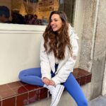 Sara Vidorreta Instagram – Un cafecito take away para alegrar el día, ¿cómo va el vuestro? 🤓☕️

•
•
•
#tumblr #tumblrgirl #tumblraesthetic #aesthetics #aesthetic #streetphotography #streetstyle #ootd #outfitoftheday #outfitinspiration #inspofashion #lareinadelsur #lrds #vampire #vampi #faustinosanchezgodoy #lincolnpalomeque #saravidorreta #portrait #portraitphotography #madrid #españa #look #netflix #actriz #actress #coffee #cafe #malasaña