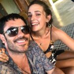 Sara Vidorreta Instagram – MAÑANA @reinadelsurtv en @netflix 🤭!!! 
Por aquí os dejo un recap de momentos durante las grabaciones muy guays:
1. La última foto que tengo con mi querido @lincpal ✨
2. Tres hermanas y un moco 😂
3. El detrás de cámaras de una de las secuencias que veréis!
4. Yo feliz.
5. Microfonándome con la llegada de nuestra dire.
6. Grabamos en un pueblo indígena y me enamoré.
7. Descansos muy divertidos con estos locos.
8. Un momento mágico.
9. Claqueta fin LA VAMPI 🥹.

•
•
•
•
#lareinadelsur #lrds #lrds3 #lrds2 #vampire #lavampi #vampi #rocioaljarafe #saravidorreta #faustino #faustinosanchezgodoy #lincolnpalomeque #isabellasierra #telemundo #netflix #netflixseries #serie #colombia #españa #peru #bolivia #mexico #katedelcastillo #teresamendoza #rodaje #detrasdecamaras Colombia