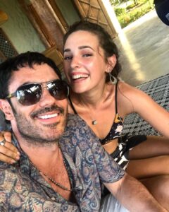 Sara Vidorreta Instagram - MAÑANA @reinadelsurtv en @netflix 🤭!!! Por aquí os dejo un recap de momentos durante las grabaciones muy guays: 1. La última foto que tengo con mi querido @lincpal ✨ 2. Tres hermanas y un moco 😂 3. El detrás de cámaras de una de las secuencias que veréis! 4. Yo feliz. 5. Microfonándome con la llegada de nuestra dire. 6. Grabamos en un pueblo indígena y me enamoré. 7. Descansos muy divertidos con estos locos. 8. Un momento mágico. 9. Claqueta fin LA VAMPI 🥹. • • • • #lareinadelsur #lrds #lrds3 #lrds2 #vampire #lavampi #vampi #rocioaljarafe #saravidorreta #faustino #faustinosanchezgodoy #lincolnpalomeque #isabellasierra #telemundo #netflix #netflixseries #serie #colombia #españa #peru #bolivia #mexico #katedelcastillo #teresamendoza #rodaje #detrasdecamaras Colombia