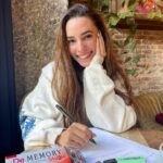 Sara Vidorreta Instagram – Trabajando en nuevos proyectos y teniendo mucho que estudiar 🤭 Con la ayuda de @dememory_oficial que contiene Jalea Real, Vitaminas B5 y Zinc que contribuyen al rendimiento intelectual y función cognitiva normal #ad #dememory 

•
•
•
#actress #memory #memoria #study #estudio #lrds #lareinadelsur #saravidorreta #rocioaljarafe #vampire #vampi #serie #telemundo #netflix #guion #newproject Madrid, Spain