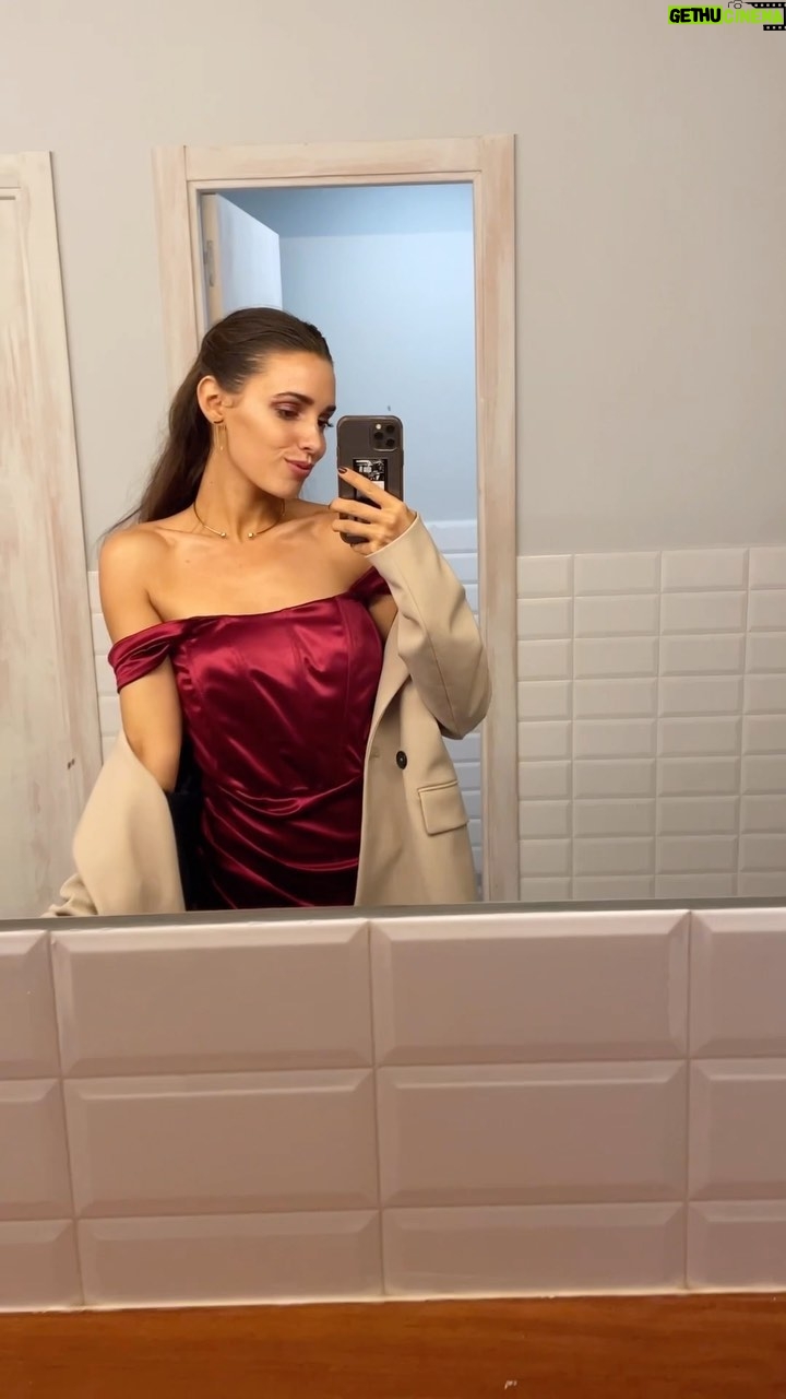 Sara Vidorreta Instagram - MENUDO BODORRIO ππβ¨ β’ β’ β’ β’ β’ #boda #outfitoftheday #novia #lookoftheday #wedding #bodas #outfitpost #stylish #fashionpost #moda #lrds #lareinadelsur #actress #clothes #dreamwedding #novios #invitadaperfecta #matrimonio #todaysoutfit #vestido #todayimwearing Zaragoza, Spain