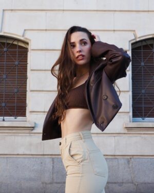 Sara Vidorreta Instagram - Today’s outfit 👀

•
•
•
#outfitoftheday #ootd #outfit #tumblr #tumblrgirl #tumblraesthetic #aesthetic #actriz #lareinadelsur #lrds #lrds3 #saravidorreta #vampire #vampi #inspofashion #bershka #madrid #mexico #colombia #peru #actress #look #todaystyle #todaysoutfit