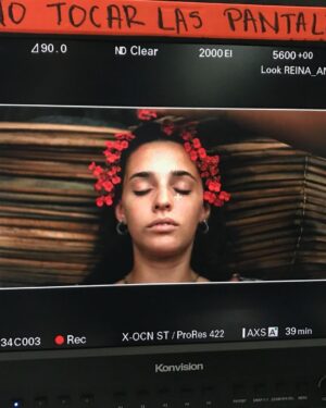 Sara Vidorreta Instagram - Hoy es el último capítulo de @reinadelsurtv en Telemundo, y qué momentos más guays me han venido a la memoria 🥹! Espero que la estéis disfrutando mucho y que echéis mucho de menos a la vampi 🤭
Para lxs que vais tarde, podéis verla también en @netflix ✨🫶🏼

•
•
•
#lareinadelsur #lrds #lrds3 #vampi #serie #netflix #telemundo #colombia #españa #mexico #peru #bolivia #miami #faustinosanchezgodoy #saravidorreta #lincolnpalomeque #katedelcastillo #teresamendoza #ultimocapitulo #rodaje #behindthescenes #detrasdecamaras #makingof
