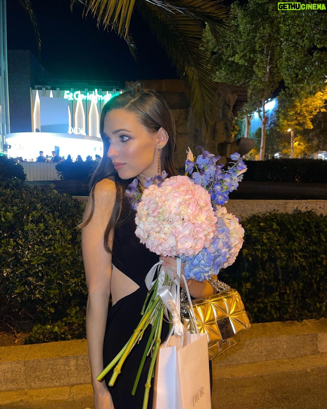 Sara Vidorreta Instagram - Recap de una noche mágica 🥹✨ • • • #tumblr #tumblrgirl #tumblraesthetic #madrid #aesthetic #streetphotography #streetstyle #ootd #outfitoftheday #outfitinspiration #lareinadelsur #lrds #vampire #vampi #saravidorreta #portrait #portraitphotography #españa #look #netflix #actriz #actress #diormakeup #dior #diorbeauty Madrid, Spain