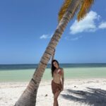 Sara Vidorreta Instagram - ¿Y si hacemos como si el verano no hubiera acabado? 🏝️🤭🍤 . . . . #tumblr #tumblrgirl #tumblraesthetic #aesthetics #aesthetic #bikinigirl #bikini #ootd #outfitoftheday #outfitinspiration #lareinadelsur #lrds #vampire #vampi #playa #beachgirl #saravidorreta #portrait #portraitphotography #madrid #españa #look #netflix #actriz #actress #playas #paraiso #paradise Caribe