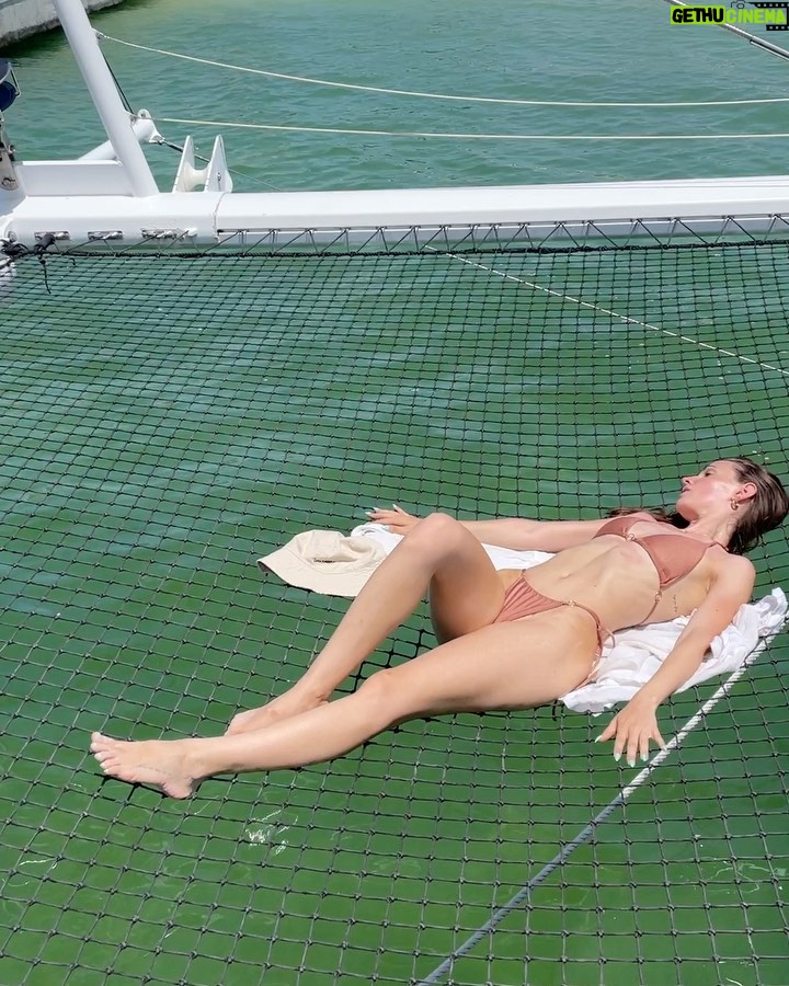 Sara Vidorreta Instagram - ¿Y si hacemos como si el verano no hubiera acabado? 🏝️🤭🍤 . . . . #tumblr #tumblrgirl #tumblraesthetic #aesthetics #aesthetic #bikinigirl #bikini #ootd #outfitoftheday #outfitinspiration #lareinadelsur #lrds #vampire #vampi #playa #beachgirl #saravidorreta #portrait #portraitphotography #madrid #españa #look #netflix #actriz #actress #playas #paraiso #paradise Caribe