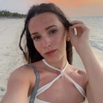 Sara Vidorreta Instagram - Podríamos estar hablando de un cangrejo lleno de pecas 😌 Pd: escuchad el vídeo jj • • #tumblr #tumblrgirl #tumblraesthetic #aesthetics #aesthetic #streetphotography #streetstyle #ootd #outfitoftheday #outfitinspiration #lareinadelsur #lrds #freckles #vampi #saravidorreta #portrait #portraitphotography #madrid #españa #beachgirl #netflix #actriz #actress #summeroutfit #beachwear Formentera