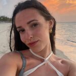 Sara Vidorreta Instagram - Podríamos estar hablando de un cangrejo lleno de pecas 😌 Pd: escuchad el vídeo jj • • #tumblr #tumblrgirl #tumblraesthetic #aesthetics #aesthetic #streetphotography #streetstyle #ootd #outfitoftheday #outfitinspiration #lareinadelsur #lrds #freckles #vampi #saravidorreta #portrait #portraitphotography #madrid #españa #beachgirl #netflix #actriz #actress #summeroutfit #beachwear Formentera