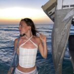 Sara Vidorreta Instagram - Podríamos estar hablando de un cangrejo lleno de pecas 😌 Pd: escuchad el vídeo jj • • #tumblr #tumblrgirl #tumblraesthetic #aesthetics #aesthetic #streetphotography #streetstyle #ootd #outfitoftheday #outfitinspiration #lareinadelsur #lrds #freckles #vampi #saravidorreta #portrait #portraitphotography #madrid #españa #beachgirl #netflix #actriz #actress #summeroutfit #beachwear Formentera