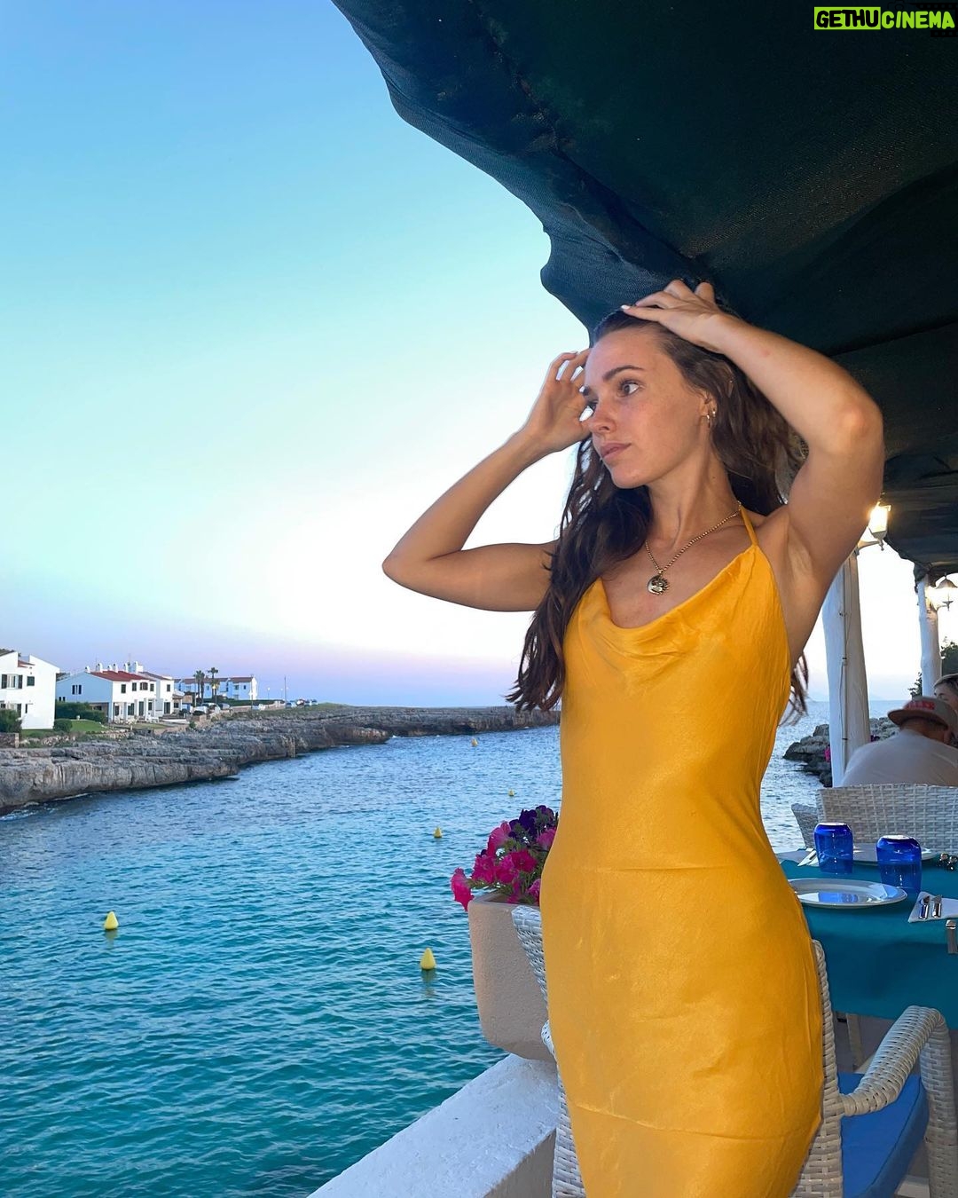 Sara Vidorreta Instagram - Tengo el vestido un poco arrugado lo se, pero estas vistas qué…😍 • • • #actrizespañola #menorca #menorcaparadise #sunset #sunsetphotography #atardecer #outfitinspiration #outfitideas #summerstyle #portraitphotography Menorca
