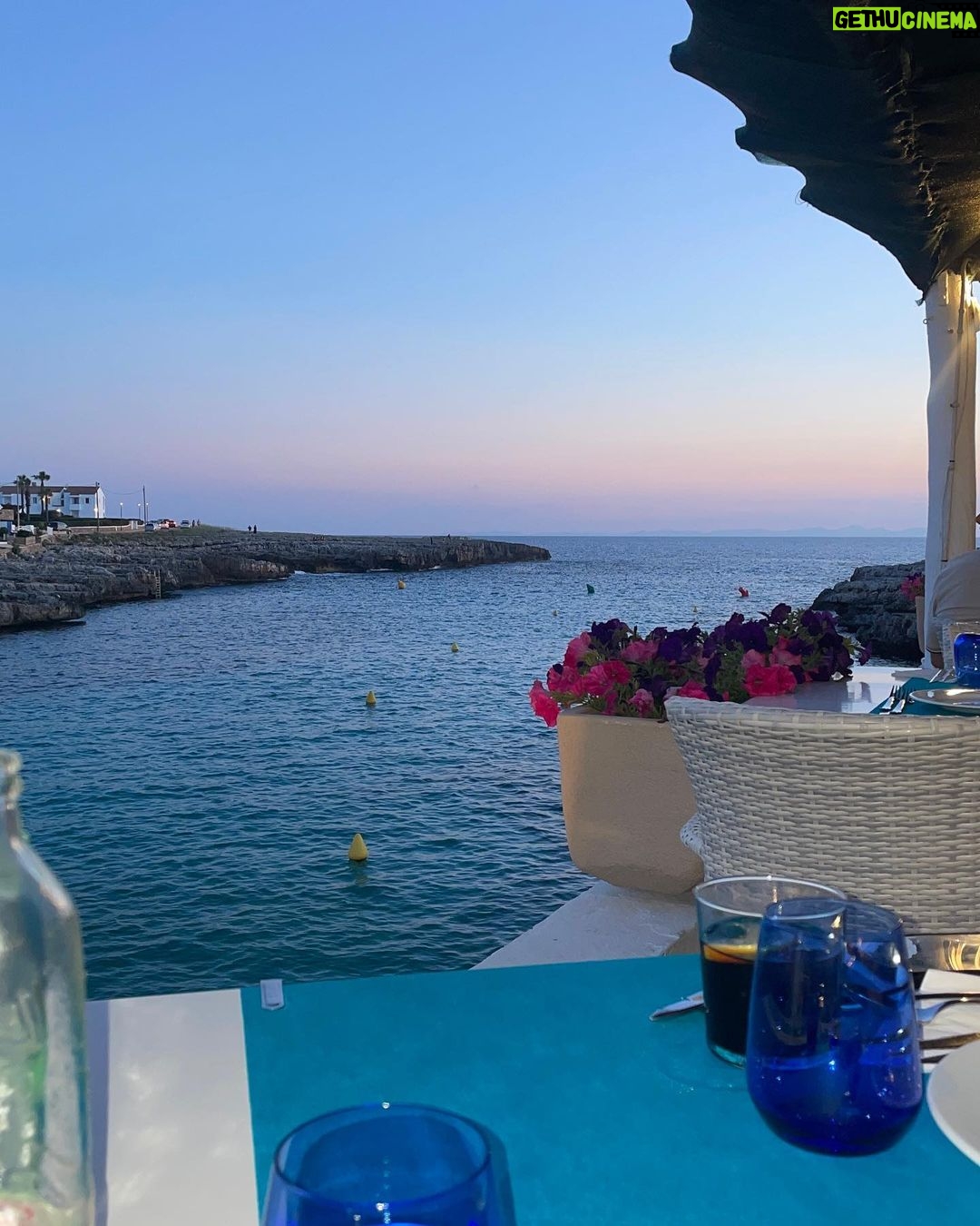 Sara Vidorreta Instagram - Tengo el vestido un poco arrugado lo se, pero estas vistas qué…😍 • • • #actrizespañola #menorca #menorcaparadise #sunset #sunsetphotography #atardecer #outfitinspiration #outfitideas #summerstyle #portraitphotography Menorca