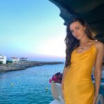 Sara Vidorreta Instagram - Tengo el vestido un poco arrugado lo se, pero estas vistas qué…😍 • • • #actrizespañola #menorca #menorcaparadise #sunset #sunsetphotography #atardecer #outfitinspiration #outfitideas #summerstyle #portraitphotography Menorca