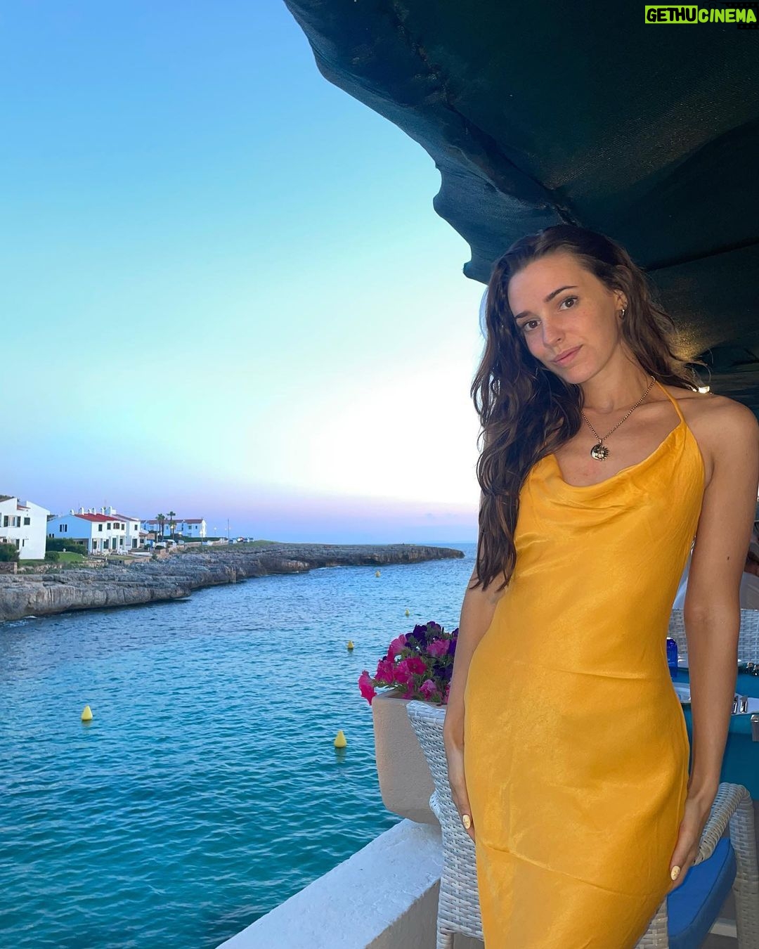 Sara Vidorreta Instagram - Tengo el vestido un poco arrugado lo se, pero estas vistas qué…😍 • • • #actrizespañola #menorca #menorcaparadise #sunset #sunsetphotography #atardecer #outfitinspiration #outfitideas #summerstyle #portraitphotography Menorca