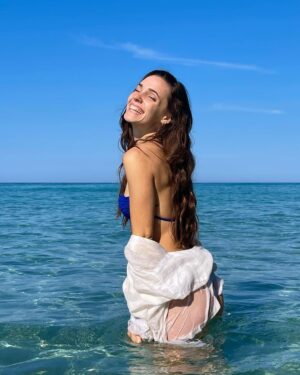 Sara Vidorreta Instagram - Todo al azul 🐳🌊🐋💙 mi fav es la última, ¿la vuestra? 👀

•
•
•
#actrizespañola #portraitphotography #tumblrgirl #aesthetic #ootd #beachlife #swimwear #bikinigirl #lrds #visavis #actress #menorca #beachgirl #playablanca