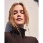 Sarah Catherine Hook Instagram - portrait mode w/ @kelsey_hale 💫 📸 : @kelsey_hale 💄 : @audurs 💁🏻‍♀️ : @elsahair