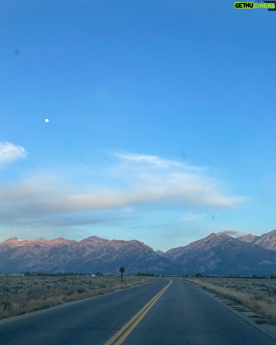 Sarah Catherine Hook Instagram - zoom in, queens 🌙