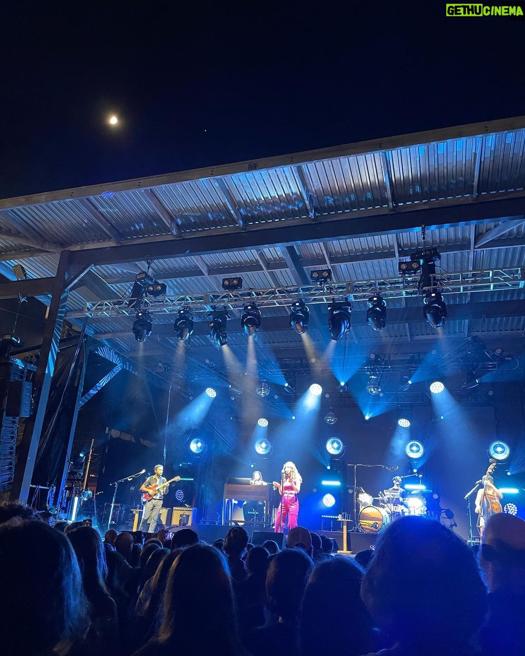 Sarah Catherine Hook Instagram - zoom in, queens 🌙