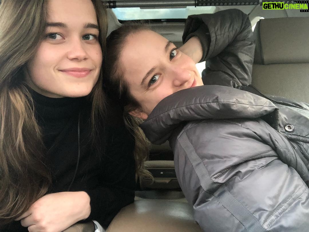 Sarah Catherine Hook Instagram - “Do it. People need to know we’re still friends.” - @la_sarahrosss #👭